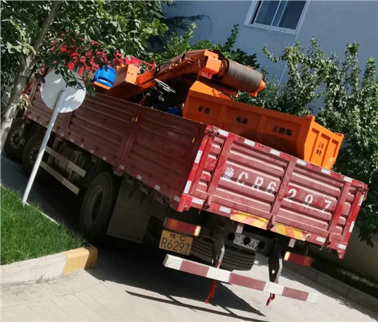 栾川一台轮式扒渣机和一台两吨矿用电动三轮车发货